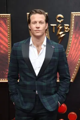 Luke Bracey (2015)
