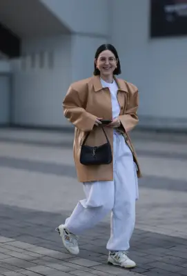 Gray Sweatpants Outfit With Sneakers