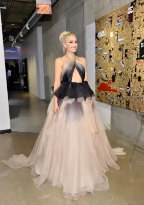Gwen Clearly Digs the Ombré Effect