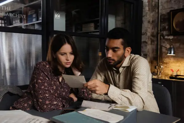 THE LAST LETTER FROM YOUR LOVER, from left: Felicity Jones, Nabhaan Rizwan, 2021. Netflix /Courtesy Everett Collection