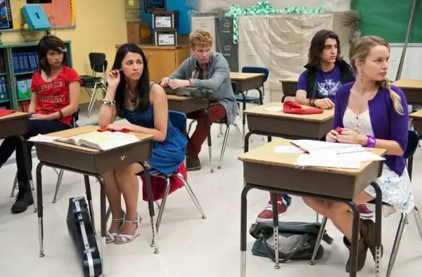 Naomi Scott and Hayley Kiyoko in Lemonade Mouth