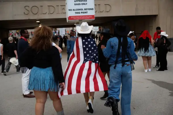 Elisabeth Johnson, 14, of Cincinnati, wears an American flag outside Soldier Field before attending the first night of Beyoncé