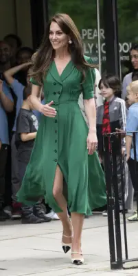 A Casual Leg Slit Can Attract Eyes to a Favorite Pair of Shoes