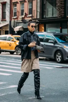 How to Wear Bermuda Shorts With Boots