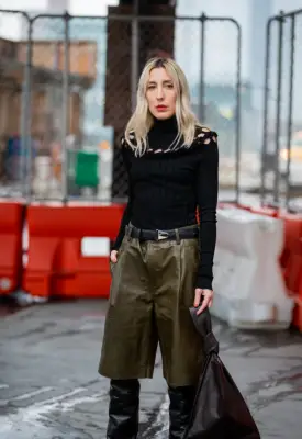 How to Wear Bermuda Shorts With Boots