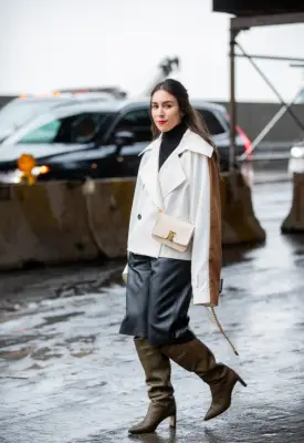 How to Wear Bermuda Shorts With Boots