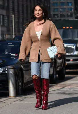 How to Wear Bermuda Shorts With Boots