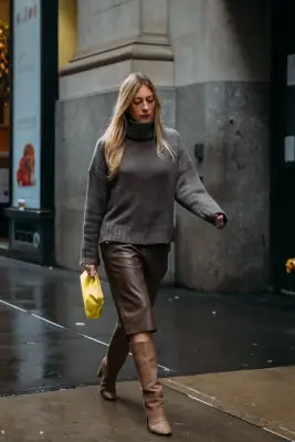 How to Wear Bermuda Shorts With Boots