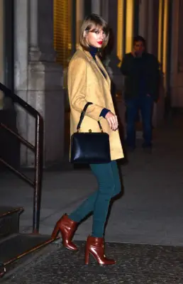 Unlike Our Own Denim Outfits, Taylor’s Mix Totally Unexpected Colors Together