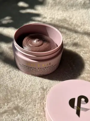 The Shaz & Kiks Unearth Yourself Balancing Clay Hair Cleanser Shampoo.