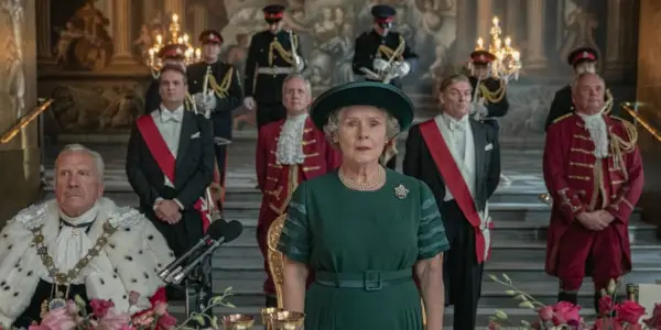 THE CROWN, center: Imelda Staunton as Queen Elizabeth II, (Season 5, aired November 9, 2022). photo: Keith Bernstein / Netflix / Courtesy: Everett Collection