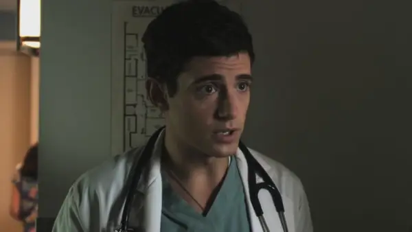 Dr. Wren Kingston (Julian Morris)