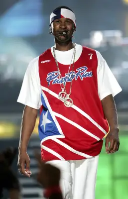 Usher Performing at Live Showtime Concert, March 2005