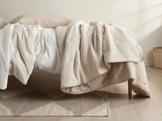 Parachute Cloud Cotton Quilt in Natural and Ivory