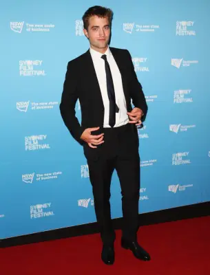 Robert Pattinson = 6