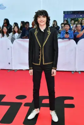Finn Wolfhard = 5′10″