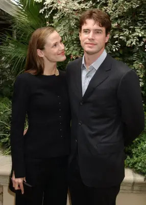 Jennifer Garner and Scott Foley met when she played his girlfriend on Felicity back in 1998, and they tied the knot in 2000.