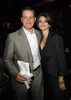 But before settling down with Javier, she dated Matt Damon. They were linked while filming 2000