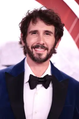 L'histoire des rencontres de Josh Groban comprend quelques visages familiers