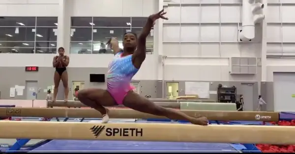 Simone Biles spinner ikke 3, ikke 4, men 6 ganger på balansestrålen, og vi blir svimle bare av å se på!