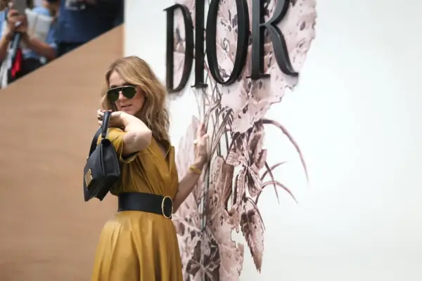 When She Made This Other Wall Her B*tch