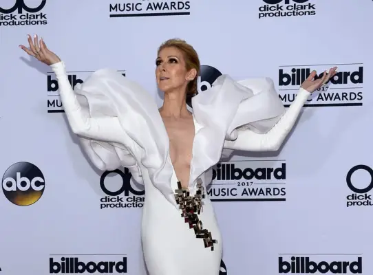 When She Posed Like a Work of Art While Wearing a Work of Art