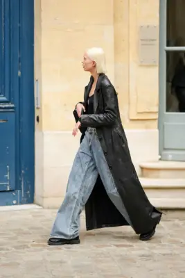Baggy-Jeans Outfit: With Loafers and a Long Trench