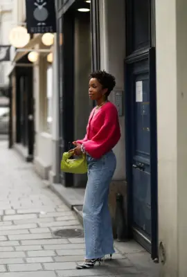 Baggy-Jeans Outfit: With a Bright Cardigan and Kitten Heels