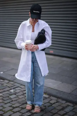 Baggy-Jeans Outfit: With a Baseball Cap and Slides