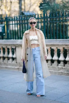 Baggy-Jeans Outfit: With a Glitzy Top and Trench Coat