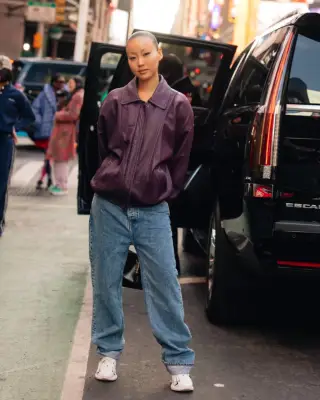 Baggy-Jeans Outfit: With a Leather Coat and Sneakers
