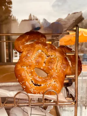 Disney iPhone Wallpaper: Mickey Pretzel