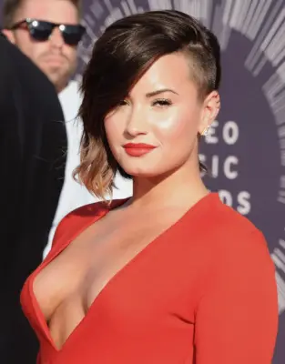 Short and Asymmetrical Blond Ombré With a Shaved Side