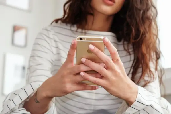 Ce que tout le monde pense VRAIMENT de vos choix d'envoi de SMS « Haha », « LOL » ou « Hehe »