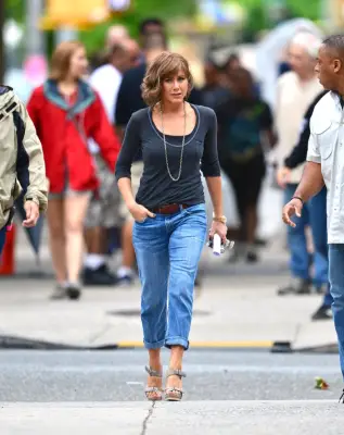 She Slipped Into Her Light-Wash Skinnies With Sandals in the Summer