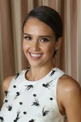 Jessica Alba With a Deep Side-Part in 2014