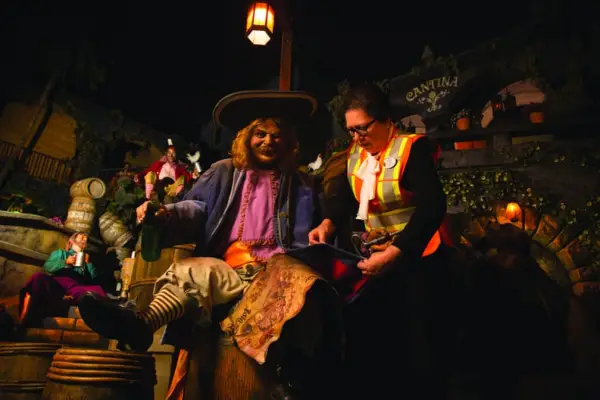 Audio-Animatronics Costumer