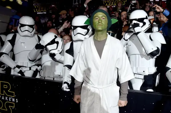 JGL Showed Everyone on the Star Wars: The Force Awakens Red Carpet How It