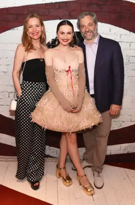 Leslie Mann, Maude Apatow, and Judd Apatow at the 