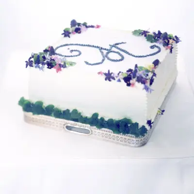 The Trend: Personalized Wedding Cakes