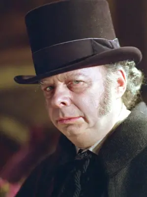 Wallace Shawn as Ezra in 