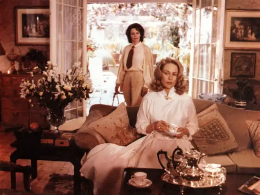 ORDEAL BY INNOCENCE, Faye Dunaway (seated), Sarah Miles, 1985, Cannon/courtesy Everett Collection