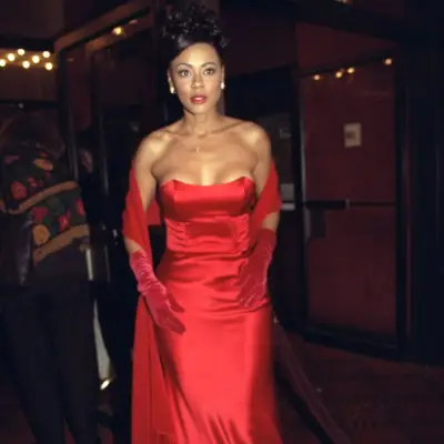 Skuespillerinnen Lela Rochon gir sin gamle filmpremierekjole til datteren sin til skoleball