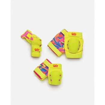 Margot Robbie and Ryan Gosling Rollerblading on the 