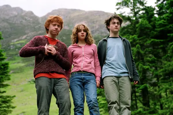 HARRY POTTER AND THE PRISONER OF AZKABAN, Rupert Grint (holding 
