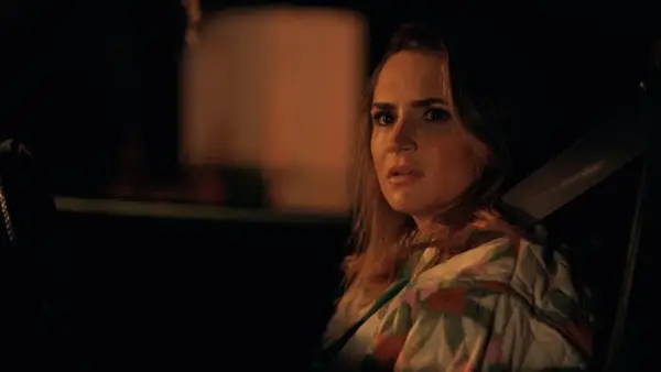 Rachael Leigh Cook as Sue in 