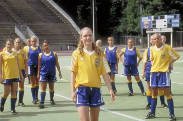 10 THINGS I HATE ABOUT YOU, Julia Stiles (front), 1999, Buena Vista/courtesy Everett Collection