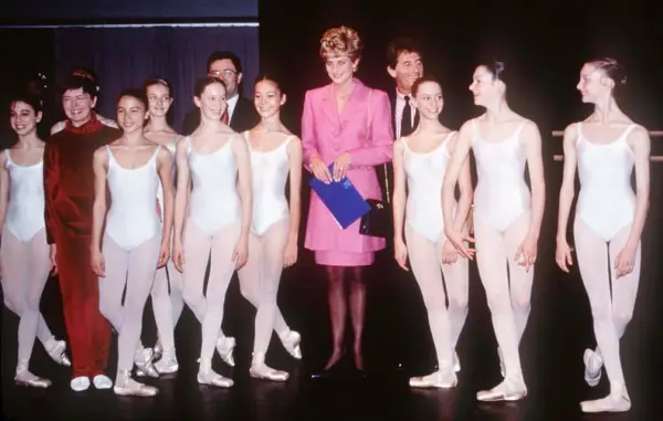 PARIS - NOVEMBER 01: Diana, Princess of Wales poses with ballet dancers during a visit to Paris on November 01, 1994 in Paris, France. (Photo by Anwar Hussein/Getty Images)