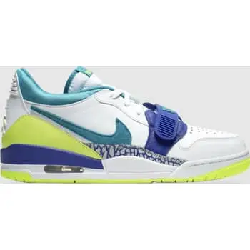 How to Wear Jordans With a Suit