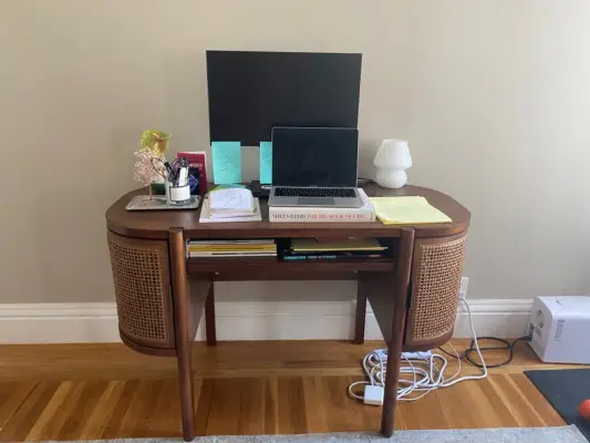 Tout le monde pense que mon bureau est vintage, mais je l'ai vraiment acheté chez Target